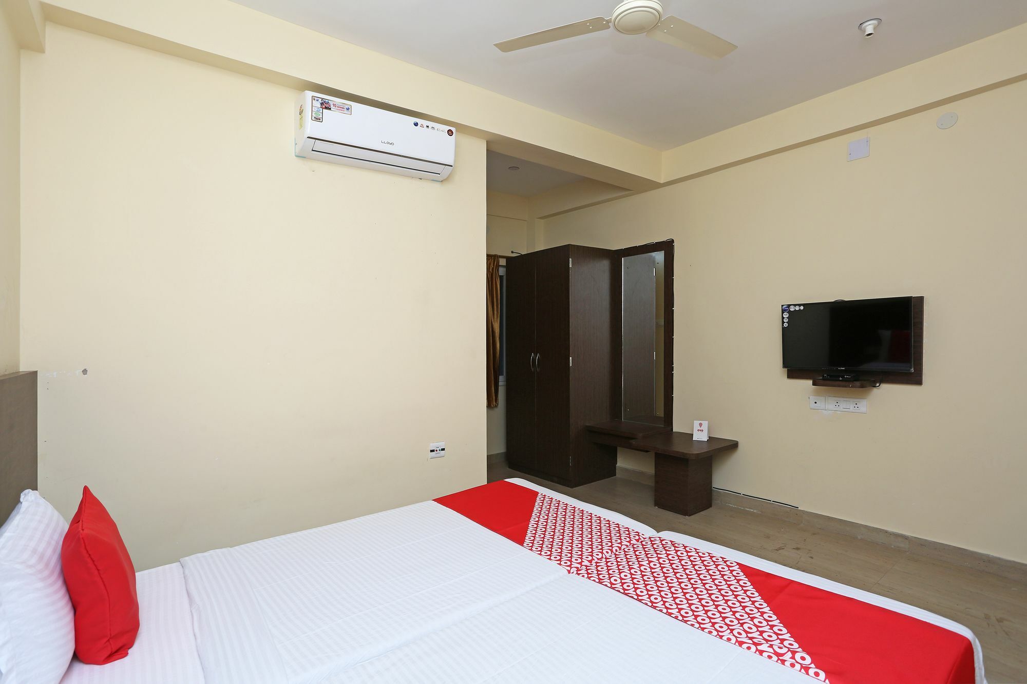 Oyo 11343 Hotel Sai International Bhubaneswar Buitenkant foto